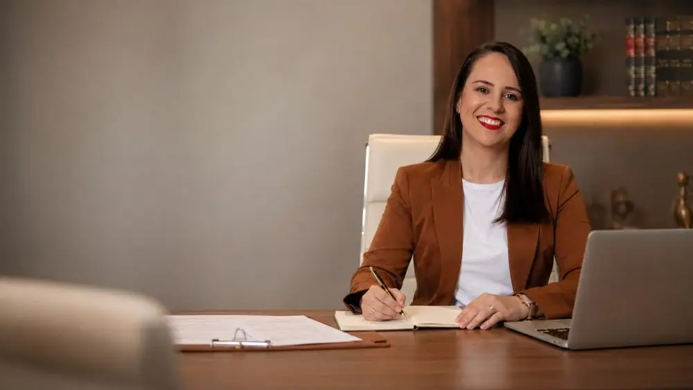 Dra. Joanna Conzatti em seu escritório de advocacia trabalhista em Porto Alegre